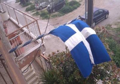 25η Μαρτίου: Σημαία ηλικίας άνω των 100 ετών κυματίζει σε μπαλκόνι της Θεσσαλονίκης