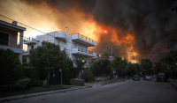 Φωτιά στην Βαρυμπόμπη: Καίγονται σπίτια και στις Αδάμες