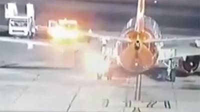 Πλάνα που κόβουν την ανάσα: Αεροσκάφος τυλίγεται στις φλόγες αμέσως μετά την προσγείωσή του (video)