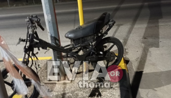 Εύβοια: Σοβαρό τροχαίο στα Ψαχνά - Αυτοκίνητο διέλυσε μηχανάκι μετά από σύγκρουση