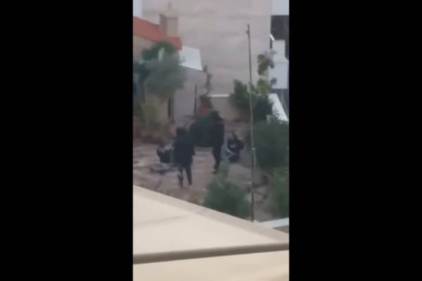 Κουκάκι: Αστυνομικοί περνούν χειροπέδες σε πολίτες σε ταράτσα (Βίντεο)