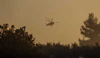 Φωτιά στα Μέγαρα: Αναγκαστική προσγείωση ελικοπτέρου Erickson