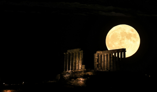 Μοναδικές εικόνες από το Φεγγάρι του Ελαφιού - Μαγεύει η πανσέληνος του Ιουλίου