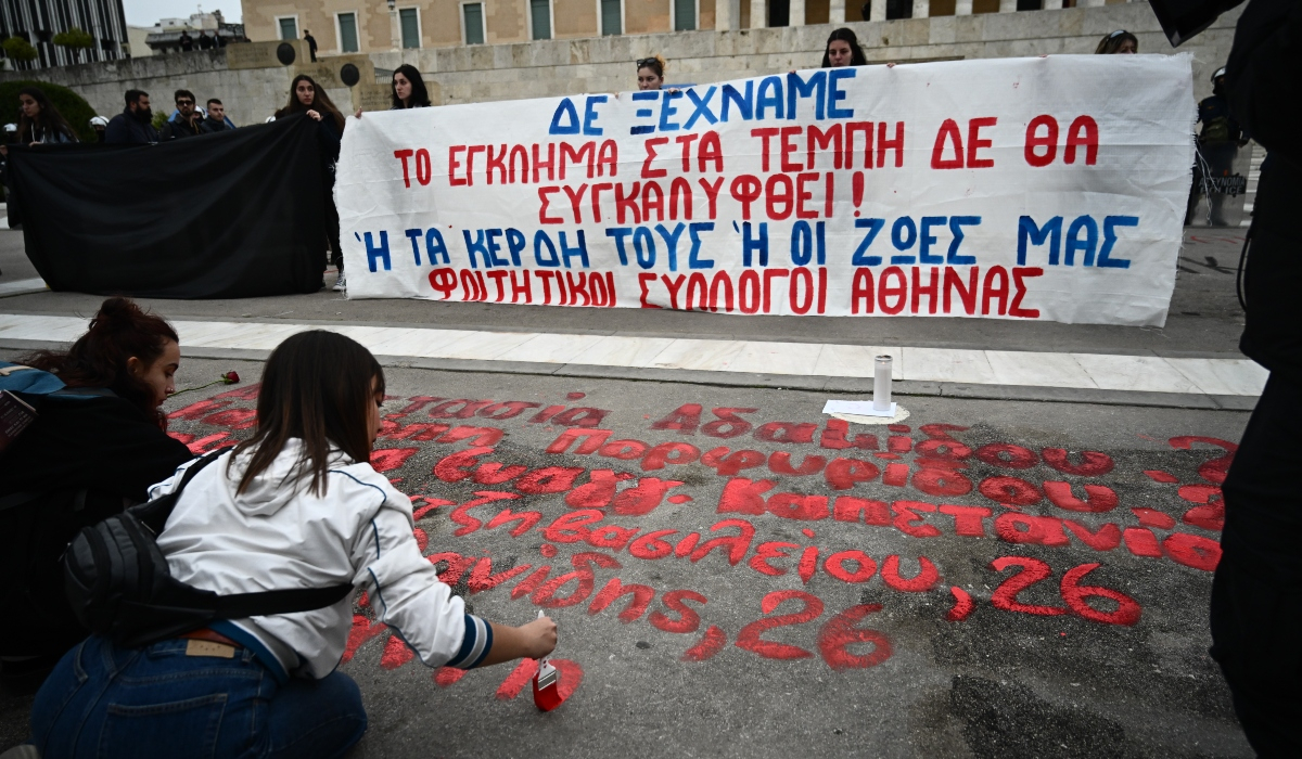 Τέμπη: Ξαναγράφουν τα ονόματα των 57 θυμάτων έξω από τη Βουλή