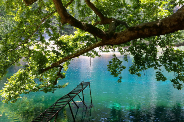 Η καλά «κρυμμένη» γαλάζια λίμνη της Ελλάδας για εκδρομή τα Χριστούγεννα