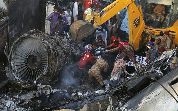 Πακιστάν: Εικόνες σοκ από την συντριβή του αεροπλάνου – Φόβοι για πολλούς νεκρούς
