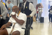 Σε αναπηρικό αμαξίδιο ο Μάικ Τάισον στο αεροδρόμιο του Μαϊάμι