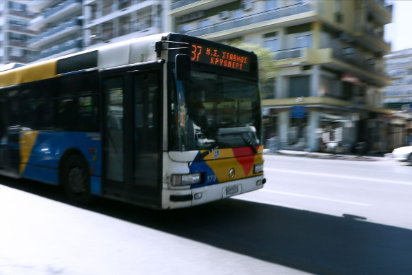 Θεσσαλονίκη: Στιγμές πανικού σε λεωφορείο – Ακινητοποιήθηκε και οι επιβάτες βγήκαν σπάζοντας τα τζάμια