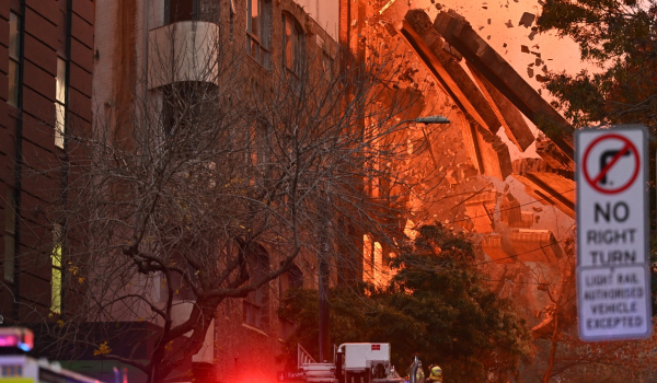 Αυστραλία: Τεράστια φωτιά σε επταώροφο κτήριο - Κομμάτια πέφτουν στο έδαφος