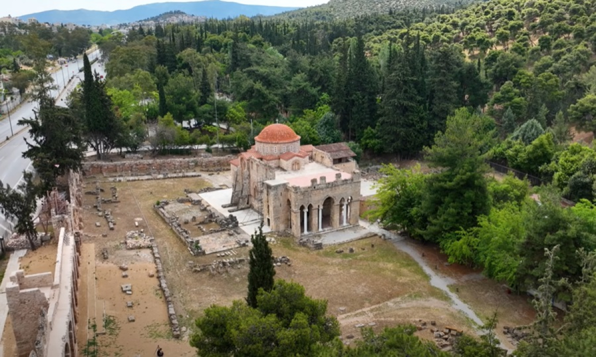Μονή Δαφνίου: Από πού πήρε το όνομα της - Η ιστορία πίσω από μεγαλύτερο Βυζαντινό Μοναστήρι της Αττικής (βίντεο drone)
