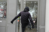 Παρίσι: Επιτέθηκαν με σιδερόβεργες σε περιπολικό - Αστυνομικός έβγαλε όπλο (Βίντεο)