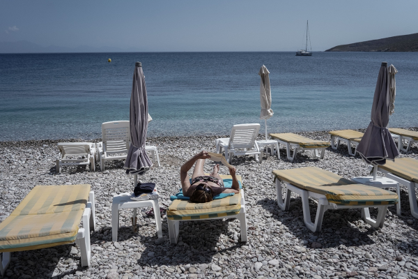 «Θυμωμένοι Έλληνες ξεκινούν πόλεμο με τις ξαπλώστρες» - Τι γράφει η Daily Mail για το «κίνημα της πετσέτας»