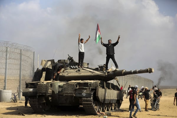 Οι φωτογραφίες του πολέμου από το Associated Press: Μαχητές της Χαμάς και στρατιώτες του Ισραήλ
