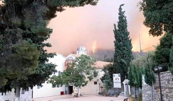Φωτιά στην Εύβοια: Oι φλόγες «γλείφουν» την ιερά μονή του Οσίου Δαβίδ (Βίντεο)