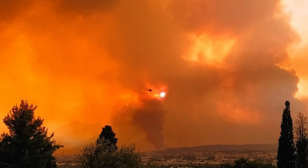 Φωτιά στους Θρακομακεδόνες: «Γλείφουν» σπίτια κι επιχειρήσεις οι φλόγες (Βίντεο)