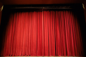 NYT: Οι καταγγελίες στο ελληνικό θέατρο, ψιθυρίζονταν, ποτέ δεν διώκονταν