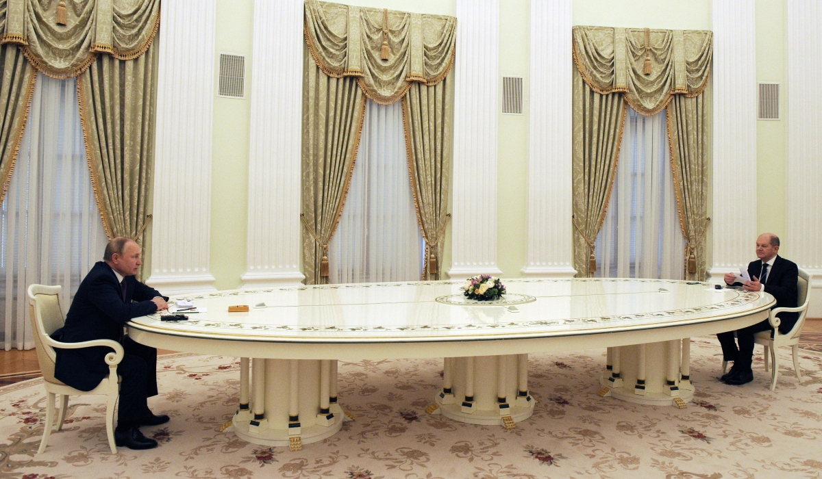 Σολτς: Η αναπάντητη ερώτηση στον Πούτιν στη συνάντηση με το τεράστιο τραπέζι στο Κρεμλίνο