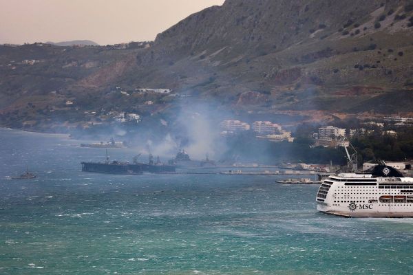 Φωτιά στον Ναύσταθμο Κρήτης: Μήνυμα 112 για εκκένωση - Πνέουν ισχυροί άνεμοι
