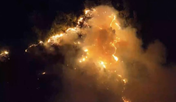 Στις φλόγες και η Τουρκία: Φωτιά στο τουριστικό θέρετρο Κεμέρ