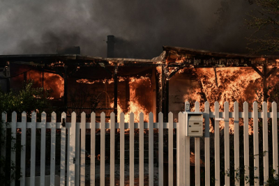 Αποκαρδιωτικές εικόνες από τη φωτιά στην Πεντέλη: Φλόγες, στάχτη και καμένες περιουσίες