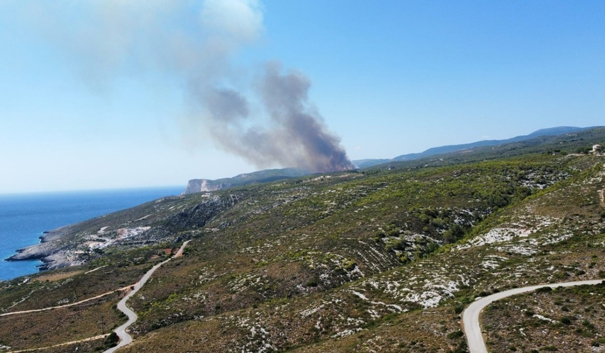 Ζάκυνθος: Μεγάλη φωτιά στο χωριό Καμπί