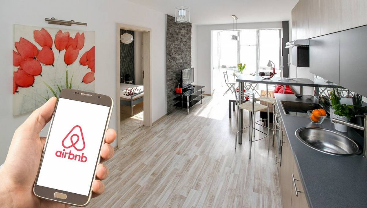 Airbnb: Απολύει το 25% των εργαζομένων της