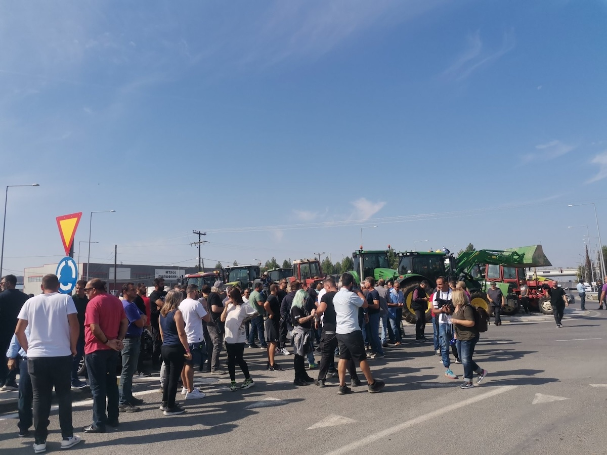 Στους δρόμους οι αγρότες της Θεσσαλίας με τα τρακτέρ - Διεκδικούν τις αποζημιώσεις τους από τη θεομηνία