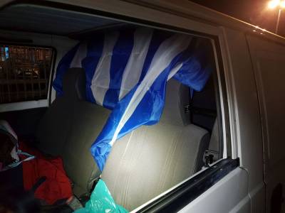 Χίος: Με την ελληνική σημαία έκρυβε τους πρόσφυγες ο διακινητής που συνελήφθη