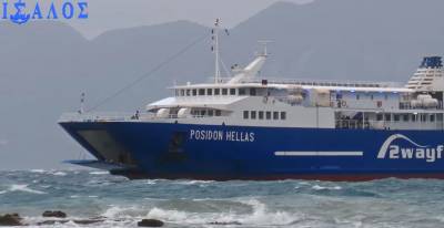 Αίγινα: Η στιγμή που πλοίο δένει με πολλά μποφόρ στο λιμάνι (video)