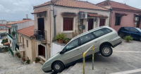 Καλαμάτα: Ηλικιωμένος οδηγός κατέβηκε σκαλιά με το αυτοκίνητο