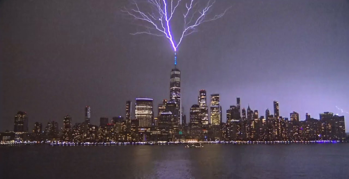 Κεραυνός «χτυπά» το World Trade Center της Νέας Υόρκης - Το βίντεο των 5 εκατ. προβολών