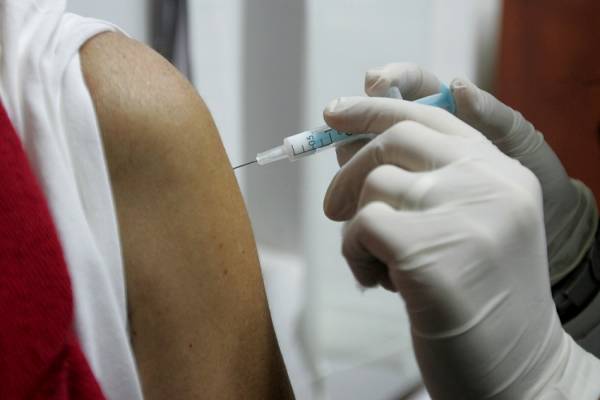Εμβολιασμός: Ο κίνδυνος να γίνει επικοινωνιακό σόου