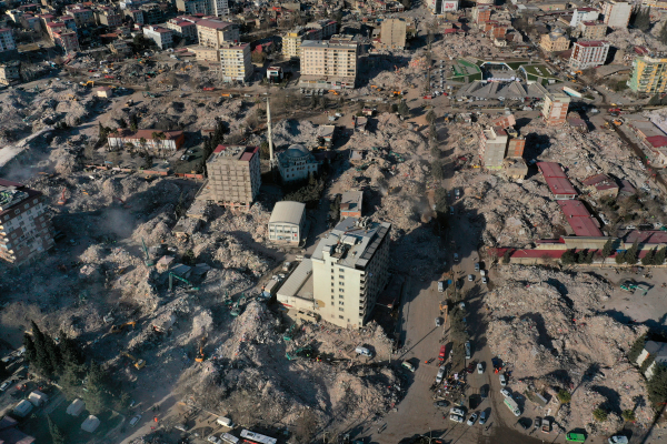 Τουρκία: Το Καχραμανμαράς πριν και μετά τον φονικό σεισμό (Βίντεο)