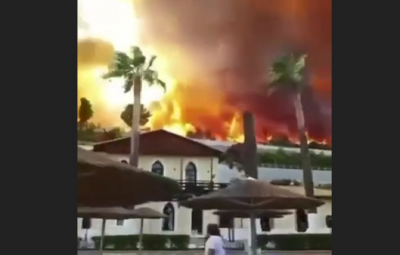 Φωτιά στην Αχαΐα: Καίγονται σπίτια, εκκενώθηκαν οικισμοί - Στη θάλασσα η φωτιά (ΒΙΝΤΕΟ)