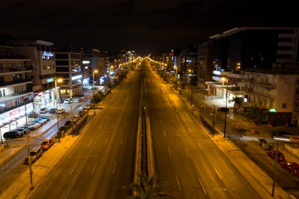 Πρώτη νύχτα με απαγόρευση κυκλοφορίας: Έρημες πόλεις Αθήνα και Θεσσαλονίκη