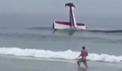 Βίντεο ντοκουμέντο: Αεροπλάνο πέφτει στη θάλασσα δίπλα σε λουόμενους - Σώος ο πιλότος