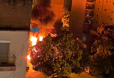 Θεσσαλονίκη: Τρία αυτοκίνητα τυλίχθηκαν στις φλόγες