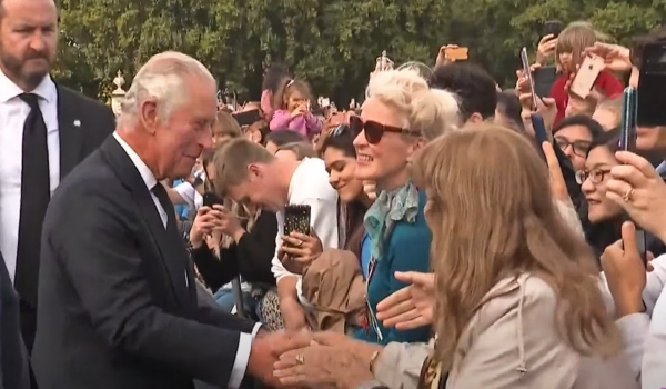 Βασιλιάς Κάρολος και Καμίλα χαιρέτησαν τα πλήθη στην πύλη του Μπάκιγχαμ - Live streaming