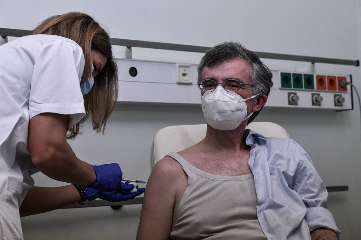 Εμβολιάστηκε ο Σωτήρης Τσιόδρας: Δεν ήρθε ακόμη το τέλος με το εμβόλιο