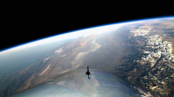 Το αεροπλάνο της Virgin Galactic πέταξε στο διάστημα με δοκιμαστικό επισκέπτη