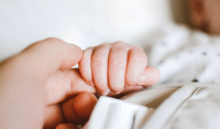 Κορονοϊός: Με ένα υγιέστατο κοριτσάκι η πρώτη έγκυος που έλαβε μονοκλωνικά αντισώματα