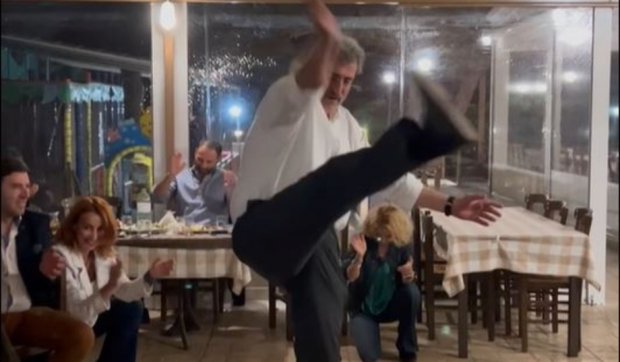 Γιόρτασε τα γενέθλιά του σε ταβέρνα ο Παύλος Πολάκης - Χόρεψε το «ζεϊμπέκικο της Ευδοκίας»
