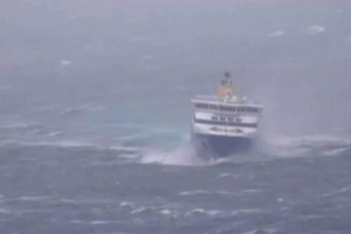 Τιθασεύει τα κύματα με 10 μποφόρ Έλληνας καπετάνιος