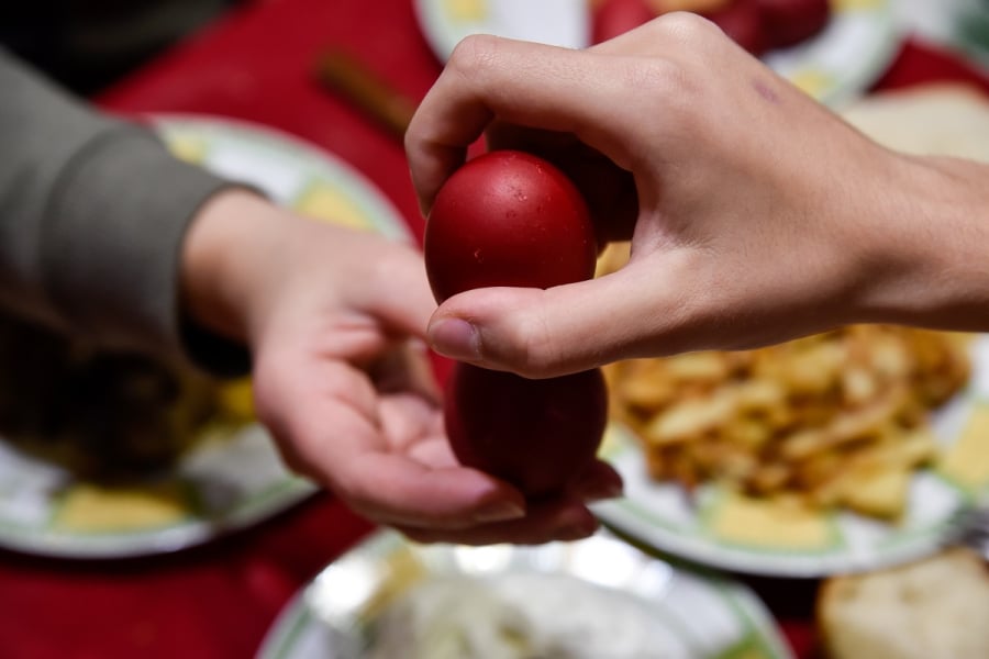 Γιατί τσουγκρίζουμε τα κόκκινα αυγά το Πάσχα