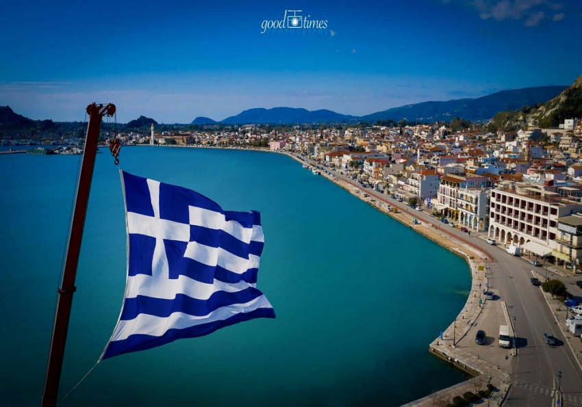 Ζάκυνθος: Υψώθηκε Ελληνική Σημαία 150 τ.μ σε 38 μέτρα ύψος πάνω από την πλατεία Διονυσίου Σολωμού