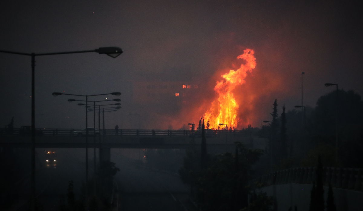 Φωτιά στη Βαρυμπόμπη: Πού προκλήθηκαν διακοπές ρεύματος στην Αθήνα