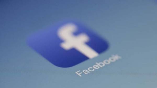 Facebook: Αναφορές χιλιάδων χρηστών για μπλακάουκ