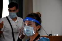 Κορονοϊός: Αναποτελεσματική η μάσκα με βαλβίδα και οι διαφανείς προσωπίδες