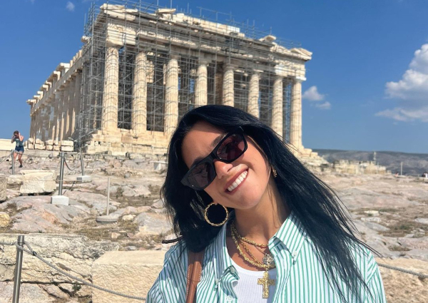 Dua Lipa: Συνεχίζει τις διακοπές της στην Αθήνα - Ποζάρει μπροστά στον Παρθενώνα (Εικόνες)