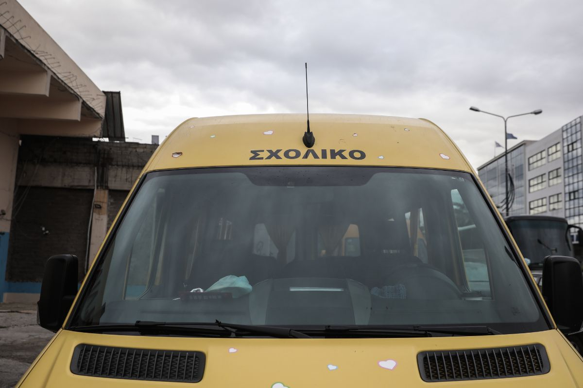 Σύγκρουση ΙΧ με σχολικό λεωφορείο στον Πειραιά